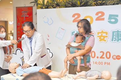 中醫大新竹附設醫院兒科醫師陳威宇(左二)示範正確的「嬰幼兒哈姆立克法」及「嬰幼兒心肺復甦術」。(王惠慧攝) image