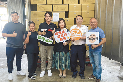 苗栗縣造橋鄉茂林畜牧場21日完成外銷裝櫃,將400箱逾9萬顆動物友善雞蛋,以「豐味苗栗」品牌首次出口帛琉。(呂麗甄攝) image