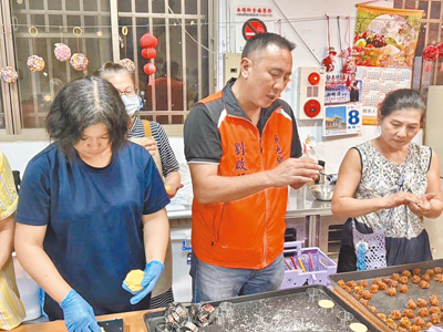 南投縣魚池鄉農會常務監事劉啟行(左二)挾農會豐富資源,深入各社區舉行食農教育。(摘自劉啟行臉書 /楊靜茹南投傳真) 南投縣魚池鄉農會常務監事劉啟行(左二)挾農會豐富資源,深入各社區舉行食農教育。(摘自劉啟行臉書 /楊靜茹南投傳真)