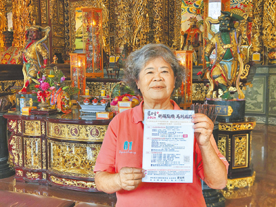 屏東市歸來慈天宮蛇年大年頭1、初二舉行擲筊拚大獎舉止,只要連氣兒擲出20個聖筊就送200萬元發家金,吸引民眾扶老攜幼排隊擲筊。明年馬年再加碼提高到300萬,連擲12次聖筊則有價值約8萬元的機車。別的,點燈也能夠摸彩,最大獎1輛價值約70餘萬元汽車,還有20輛價值約1萬7000多元的電動腳踏車,很多民眾已伎癢。(圖文:羅琦文) image