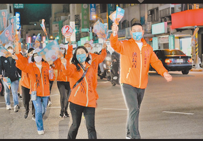 志在馬公市長一職的洪長青(右),3年前在無政黨奧援下落選,但仍持續勤走基層。(洪長青提供/許逸民澎湖傳真) 志在馬公市長一職的洪長青(右),3年前在無政黨奧援下落選,但仍持續勤走基層。(洪長青提供/許逸民澎湖傳真)