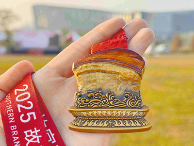適逢故宮南院開館10周年,「2025第7屆故宮南院馬拉松」送「肉形石」造型完賽獎牌,被稱是「史上最具食慾」獎牌。(故宮南院提供/呂妍庭嘉義傳真) 適逢故宮南院開館10周年,「2025第7屆故宮南院馬拉松」送「肉形石」造型完賽獎牌,被稱是「史上最具食慾」獎牌。(故宮南院提供/呂妍庭嘉義傳真)