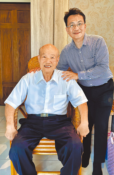 前新北市升格前的前五股鄉長鄭漢騰之子、新北市府顧問鄭丞宏(右)爭取代表國民黨參選市議員。(鄭丞宏提供/吳嘉億新北傳真) 前新北市升格前的前五股鄉長鄭漢騰之子、新北市府顧問鄭丞宏(右)爭取代表國民黨參選市議員。(鄭丞宏提供/吳嘉億新北傳真)