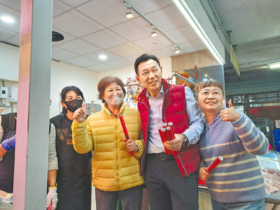 立法院副院長江啟臣(右二)23日赴台中市清水區第一公有市場發春聯。(温予菱攝) 立法院副院長江啟臣(右二)23日赴台中市清水區第一公有市場發春聯。(温予菱攝)