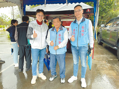 受《公職人員選舉罷免法》修正影響,無黨團結聯盟議員蔡錦賢(右二)無法再競選連任,外界視其服務處祕書、淡水區農會理事長呂鈞鴻(右一)為接班人選。(新北市議員蔡錦賢服務處提供/吳嘉億新北傳真) 受《公職人員選舉罷免法》修正影響,無黨團結聯盟議員蔡錦賢(右二)無法再競選連任,外界視其服務處祕書、淡水區農會理事長呂鈞鴻(右一)為接班人選。(新北市議員蔡錦賢服務處提供/吳嘉億新北傳真)