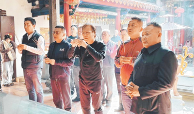 立委謝衣鳯、彰化縣議長謝典霖服務團隊二林區主任洪川正(前排左一)與議員陳一惇助理曾溫泉(前排右二)二人,25日在陳一惇(前排左二)及謝衣鳯父親謝新隆(前排左三)見證下,前往二林仁和宮參拜擲筊。(民眾提供/孫英哲彰化傳真) 立委謝衣鳯、彰化縣議長謝典霖服務團隊二林區主任洪川正(前排左一)與議員陳一惇助理曾溫泉(前排右二)二人,25日在陳一惇(前排左二)及謝衣鳯父親謝新隆(前排左三)見證下,前往二林仁和宮參拜擲筊。(民眾提供/孫英哲彰化傳真)