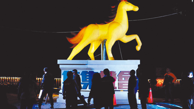 南投縣2026集集燈會以氣膜藝術打造7公尺高主燈「金馬昂首·逐光」,預計2月15日開幕。(集集鎮公所提供/楊靜茹南投傳真) 南投縣2026集集燈會以氣膜藝術打造7公尺高主燈「金馬昂首·逐光」,預計2月15日開幕。(集集鎮公所提供/楊靜茹南投傳真)