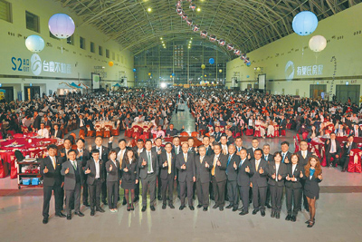 高雄永慶加盟四品牌尾牙席開630桌,是南部房仲最大場。(永慶房產集團提供) 高雄永慶加盟四品牌尾牙席開630桌,是南部房仲最大場。(永慶房產集團提供)