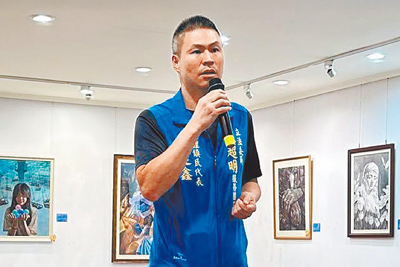 苗栗縣第三選區(通霄、苑裡)議員選戰升溫,無黨籍現任苑裡鎮民代表王建鑫,連任第21、22屆代表,家族三代深耕苑裡。他表示,面對各界積極勸進,仍以地方基層服務為重。(翻攝自王建鑫臉書/呂麗甄苗栗傳真) 苗栗縣第三選區(通霄、苑裡)議員選戰升溫,無黨籍現任苑裡鎮民代表王建鑫,連任第21、22屆代表,家族三代深耕苑裡。他表示,面對各界積極勸進,仍以地方基層服務為重。(翻攝自王建鑫臉書/呂麗甄苗栗傳真)