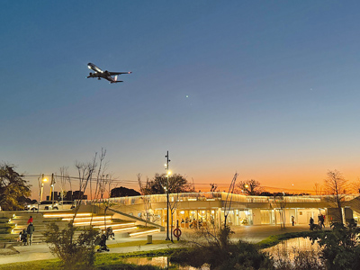 桃園大園華興池生態公園坐擁壯闊水景,將地景坡度轉化為「極限山丘」挑戰區,除了有適合放電的冒險森林,更設有濱水步道,還能欣賞飛機畫過天際。(蔡依珍攝) 桃園大園華興池生態公園坐擁壯闊水景,將地景坡度轉化為「極限山丘」挑戰區,除了有適合放電的冒險森林,更設有濱水步道,還能欣賞飛機畫過天際。(蔡依珍攝)