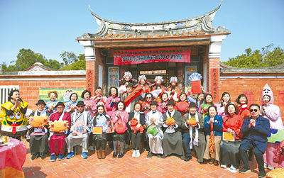 彰化縣長王惠美(前排右七)與表態爭取國民黨提名參選彰化縣長的立委謝衣鳯(前排右八)大合照坐在一起,兩人手中分別抱著絨布小馬及絨布蘋果。(彰化縣政府提供/孫英哲彰化傳真) 彰化縣長王惠美(前排右七)與表態爭取國民黨提名參選彰化縣長的立委謝衣鳯(前排右八)大合照坐在一起,兩人手中分別抱著絨布小馬及絨布蘋果。(彰化縣政府提供/孫英哲彰化傳真)