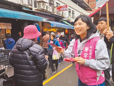 民進黨新北市議員鄭宇恩(前排右)到市場發紅包袋。(鄭宇恩提供/張鎧乙新北傳真) 民進黨新北市議員鄭宇恩(前排右)到市場發紅包袋。(鄭宇恩提供/張鎧乙新北傳真)