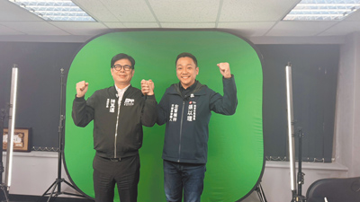 民進黨高市左楠區議員參選人張以理(右)合體市長陳其邁(左)一起拍宣傳片,希望初選能勝出。(張以理提供/柯宗緯高雄傳真) 民進黨高市左楠區議員參選人張以理(右)合體市長陳其邁(左)一起拍宣傳片,希望初選能勝出。(張以理提供/柯宗緯高雄傳真)