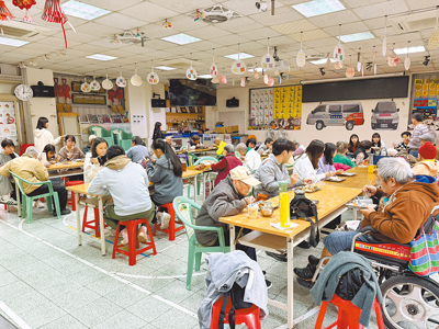 牡丹心社區發展協會32年來舉辦社區共餐,讓長者、身障者及弱勢族群的鄉親都能到社區裡頭用餐。(牡丹心社區發展協會提供/吳嘉億新北傳真) 牡丹心社區發展協會32年來舉辦社區共餐,讓長者、身障者及弱勢族群的鄉親都能到社區裡頭用餐。(牡丹心社區發展協會提供/吳嘉億新北傳真)