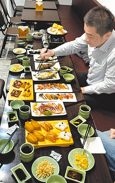 議員張錦豪貼出大啖壽司的照片,幽默表示要「集氣」讓中華隊擊敗日本。(新北市議員張錦豪服務處提供/吳嘉億新北傳真) 議員張錦豪貼出大啖壽司的照片,幽默表示要「集氣」讓中華隊擊敗日本。(新北市議員張錦豪服務處提供/吳嘉億新北傳真)