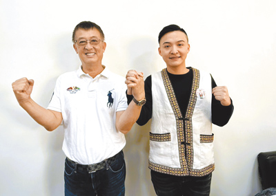 雲林縣議員蔡永富(左)也將力挺27歲兒子蔡嘉峻參選雲林縣首次山地原住民縣議員選舉。(周麗蘭攝) 雲林縣議員蔡永富(左)也將力挺27歲兒子蔡嘉峻參選雲林縣首次山地原住民縣議員選舉。(周麗蘭攝)
