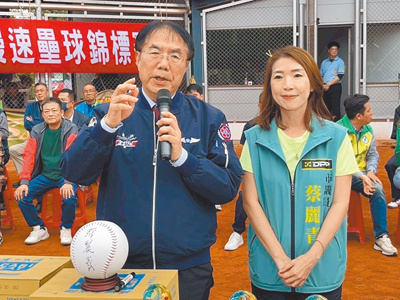 競選連任的台南市議員蔡麗青(右)通過黨內初選將獲提名。(本報資料照片/郭良傑台南傳真) 競選連任的台南市議員蔡麗青(右)通過黨內初選將獲提名。(本報資料照片/郭良傑台南傳真)