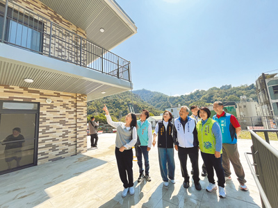 衛福部長照司副司長吳希文(左起)、水里鄉長葉銘豐、南投縣副市長王瑞德(左四)與民代一同開箱水里社福大樓。(劉慧茹攝) 衛福部長照司副司長吳希文(左起)、水里鄉長葉銘豐、南投縣副市長王瑞德(左四)與民代一同開箱水里社福大樓。(劉慧茹攝)