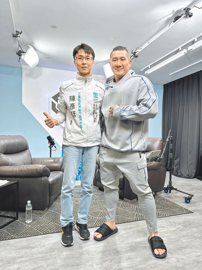 民眾黨新北市三重、蘆洲選區參選人陳彥廷(左)日前應邀參加「館長」陳之漢(右)的直播。(取自陳彥廷臉書/張鎧乙新北傳真) 民眾黨新北市三重、蘆洲選區參選人陳彥廷(左)日前應邀參加「館長」陳之漢(右)的直播。(取自陳彥廷臉書/張鎧乙新北傳真)