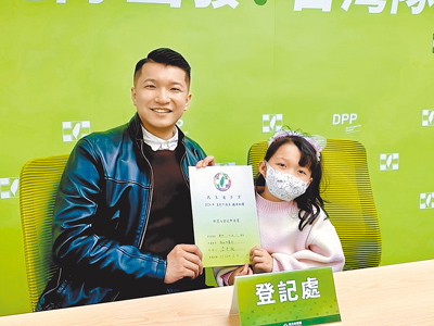 「三寶爸」議員李宇翔(左)提出公托政策應重視區域均衡,避免資源過度集中於都會區。(新北市議員李宇翔服務處提供/吳嘉億新北傳真) 「三寶爸」議員李宇翔(左)提出公托政策應重視區域均衡,避免資源過度集中於都會區。(新北市議員李宇翔服務處提供/吳嘉億新北傳真)