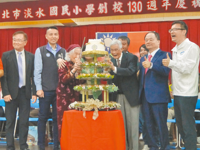 新北市淡水區淡水國民小學3日舉辦創校130周年校慶活動,由歷任校長與來賓共同切下生日蛋糕。(吳嘉億攝) 新北市淡水區淡水國民小學3日舉辦創校130周年校慶活動,由歷任校長與來賓共同切下生日蛋糕。(吳嘉億攝)