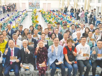 新北市淡水區淡水國民小學3日舉辦創校130周年校慶活動,現場來賓與學生代表一同大合照。(吳嘉億攝) 新北市淡水區淡水國民小學3日舉辦創校130周年校慶活動,現場來賓與學生代表一同大合照。(吳嘉億攝)