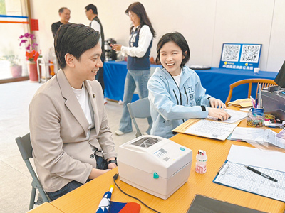桃園市龜山區應選5席議員,國民黨預計提名3席,登記初選的國民黨立委牛煦庭助理江冠妤(右)論述能力強,日前大罷免時為牛站台獲得好評。(摘自江冠妤臉書/賴佑維桃園傳真) 桃園市龜山區應選5席議員,國民黨預計提名3席,登記初選的國民黨立委牛煦庭助理江冠妤(右)論述能力強,日前大罷免時為牛站台獲得好評。(摘自江冠妤臉書/賴佑維桃園傳真)
