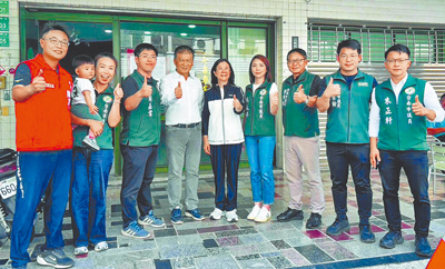 林志展(右六)登記參選台南市黨部主委,議長邱莉莉(右五)及議員到場支持。(本報資料照片) 林志展(右六)登記參選台南市黨部主委,議長邱莉莉(右五)及議員到場支持。(本報資料照片)