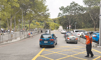 台中市清水區鰲峰山「谷溜遊戲場」假日湧入大批人潮,周邊出現違停亂象,短短2天開出63張罰單。(民眾提供/陳淑娥台中傳真) 台中市清水區鰲峰山「谷溜遊戲場」假日湧入大批人潮,周邊出現違停亂象,短短2天開出63張罰單。(民眾提供/陳淑娥台中傳真)