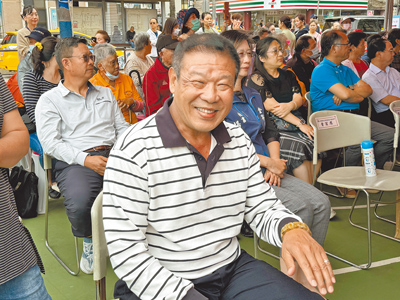 無黨籍的前鎮長蔡西湖(前)強勢回歸,表態參選金門縣金湖鎮長。(于家麒攝) 無黨籍的前鎮長蔡西湖(前)強勢回歸,表態參選金門縣金湖鎮長。(于家麒攝)