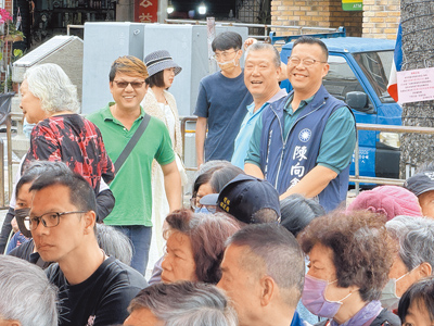 國民黨金門縣黨部義務副主委陳向鑫(後排右一),表態參選金湖鎮長。(于家麒攝) 國民黨金門縣黨部義務副主委陳向鑫(後排右一),表態參選金湖鎮長。(于家麒攝)