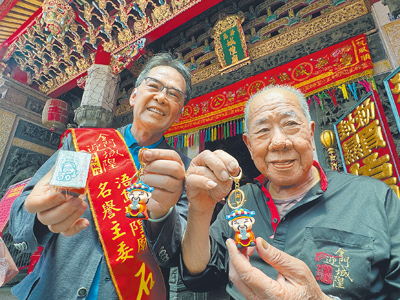 前金城鎮長石兆瑉(左)18日前往浯島城隍廟敬獻「Q版城隍公仔」鑰匙圈,為農曆4月12日迎城隍慶典暖身,也被外界解讀是回鍋參選的起手勢。(于家麒攝) 前金城鎮長石兆瑉(左)18日前往浯島城隍廟敬獻「Q版城隍公仔」鑰匙圈,為農曆4月12日迎城隍慶典暖身,也被外界解讀是回鍋參選的起手勢。(于家麒攝)