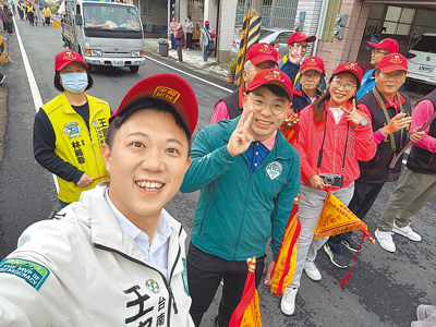 民進黨台南市議員第一選區3名現任戰將王宣貿(前一)、李宗翰(前二)與沈家鳳(前三)感情不錯,同場合影互相拉抬選情。(沈家鳳提供/程炳璋台南傳真) 民進黨台南市議員第一選區3名現任戰將王宣貿(前一)、李宗翰(前二)與沈家鳳(前三)感情不錯,同場合影互相拉抬選情。(沈家鳳提供/程炳璋台南傳真)