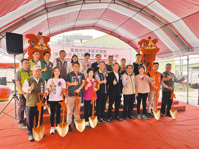 台南市第十一選區現任議員鄭佳欣、郭鴻儀、杜素吟(前排左二至左四)、陳皇宇(前排右二)以及吳禹寰均尋求連任。(本報資料照片) 台南市第十一選區現任議員鄭佳欣、郭鴻儀、杜素吟(前排左二至左四)、陳皇宇(前排右二)以及吳禹寰均尋求連任。(本報資料照片)