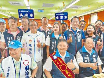 國民黨宜蘭縣長參選人吳宗憲(前排中)1日登記參選,現場湧入約500名支持者,高喊「吳宗憲凍蒜」。(吳佩蓉攝) 國民黨宜蘭縣長參選人吳宗憲(前排中)1日登記參選,現場湧入約500名支持者,高喊「吳宗憲凍蒜」。(吳佩蓉攝)