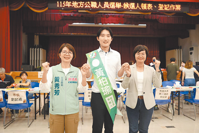 民進黨彰化市長參選人黃柏瑜(中)。(黃柏瑜團隊提供/葉靜美彰化傳真) 民進黨彰化市長參選人黃柏瑜(中)。(黃柏瑜團隊提供/葉靜美彰化傳真)