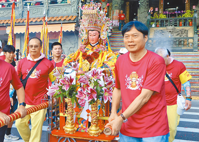 民進黨宜蘭縣長參選人林國漳(右一)赴南方澳進安宮參與媽祖起駕科儀。(林國漳競辦提供/吳佩蓉宜蘭傳真) 民進黨宜蘭縣長參選人林國漳(右一)赴南方澳進安宮參與媽祖起駕科儀。(林國漳競辦提供/吳佩蓉宜蘭傳真)