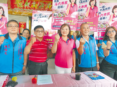 無黨籍斗六市長參選人賴淑娞(中)提出敬老愛心卡交通補助。(張朝欣攝) 無黨籍斗六市長參選人賴淑娞(中)提出敬老愛心卡交通補助。(張朝欣攝)
